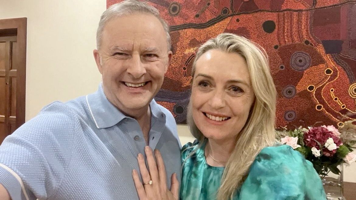 Australský premiér Albanese se v šedesáti na Valentýna zasnoubil